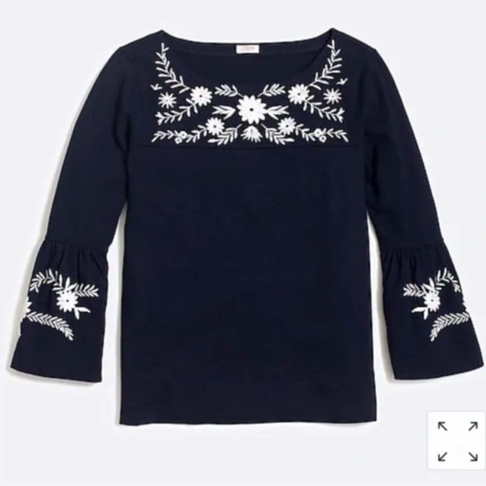 NWOT! embroidered bell-sleeved super cute top